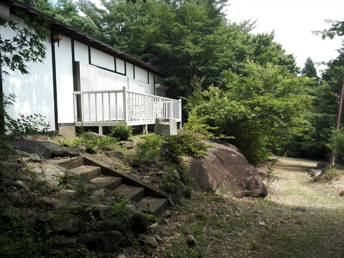 裏筑波 国民宿舎つくばね荘から筑波高原キャンプ場まで林道を使わず探索 筑波山の写真11枚目 別荘のような建物の裏手に踏み跡がありまし Yamap ヤマップ