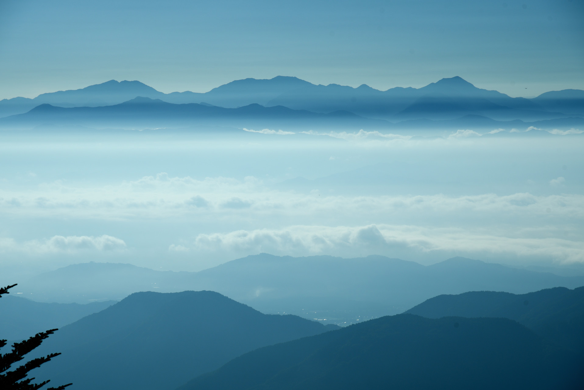 恵那山・大判山・神坂山 南アルプスの山々が一望でき感動。
左から、荒川岳・赤石岳・聖岳です。