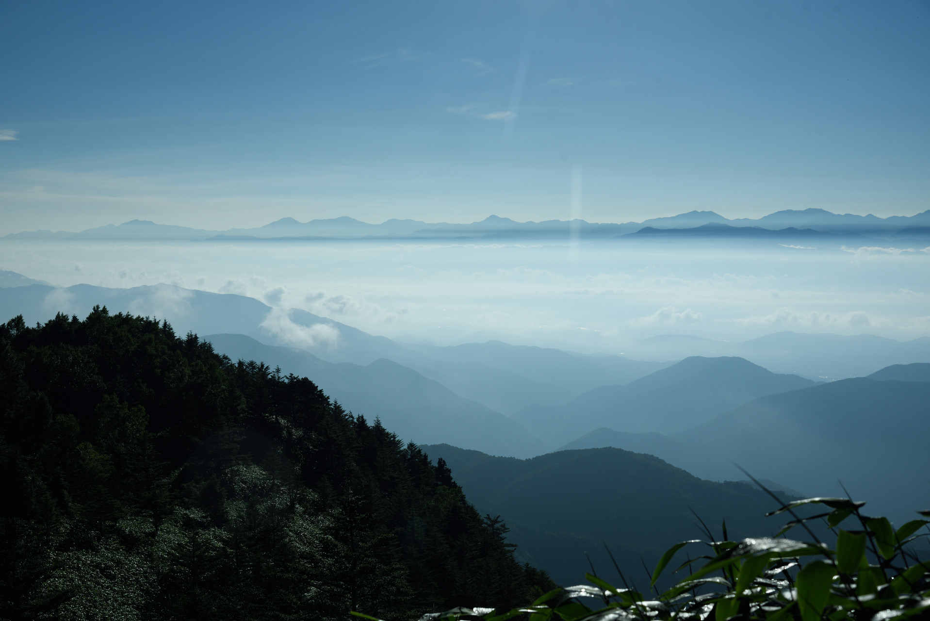 恵那山・大判山・神坂山 中央のはっきりしたピークが塩見岳、その左のやや低いピークが農鳥岳、その左に間ノ岳、そして北岳。さらにその左に仙丈ケ岳と甲斐駒ヶ岳がほぼ重なっています。