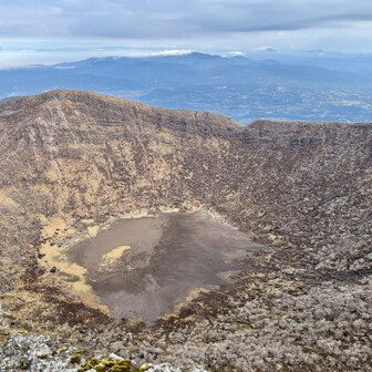 山頂の裏は火口で山頂は崖の上にあるイメージです😅