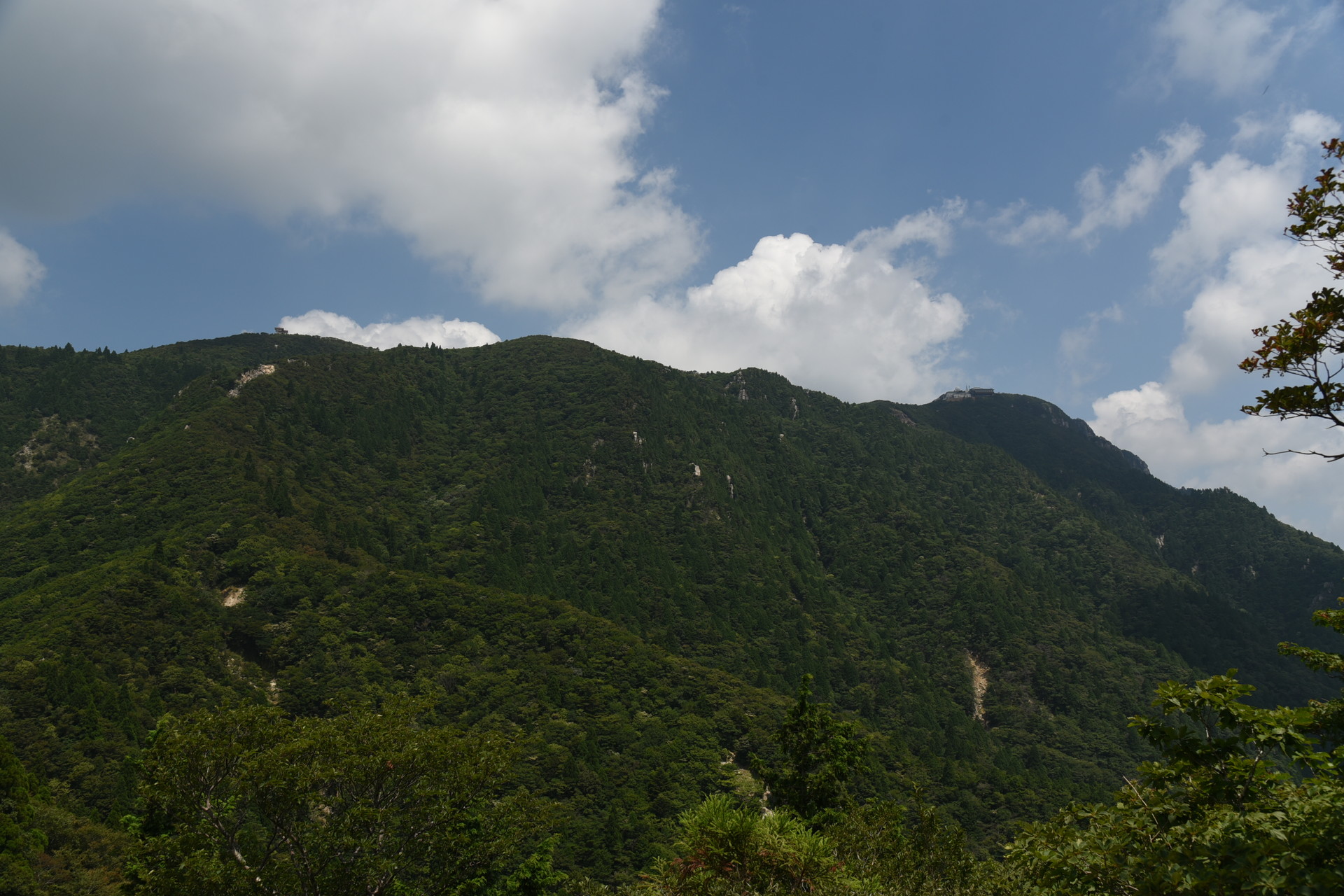 入道ヶ岳・鎌ヶ岳・仙ヶ岳 背後には、鈴鹿山脈の盟主：御在所岳が谷を挟んで
向かいに一望できます。