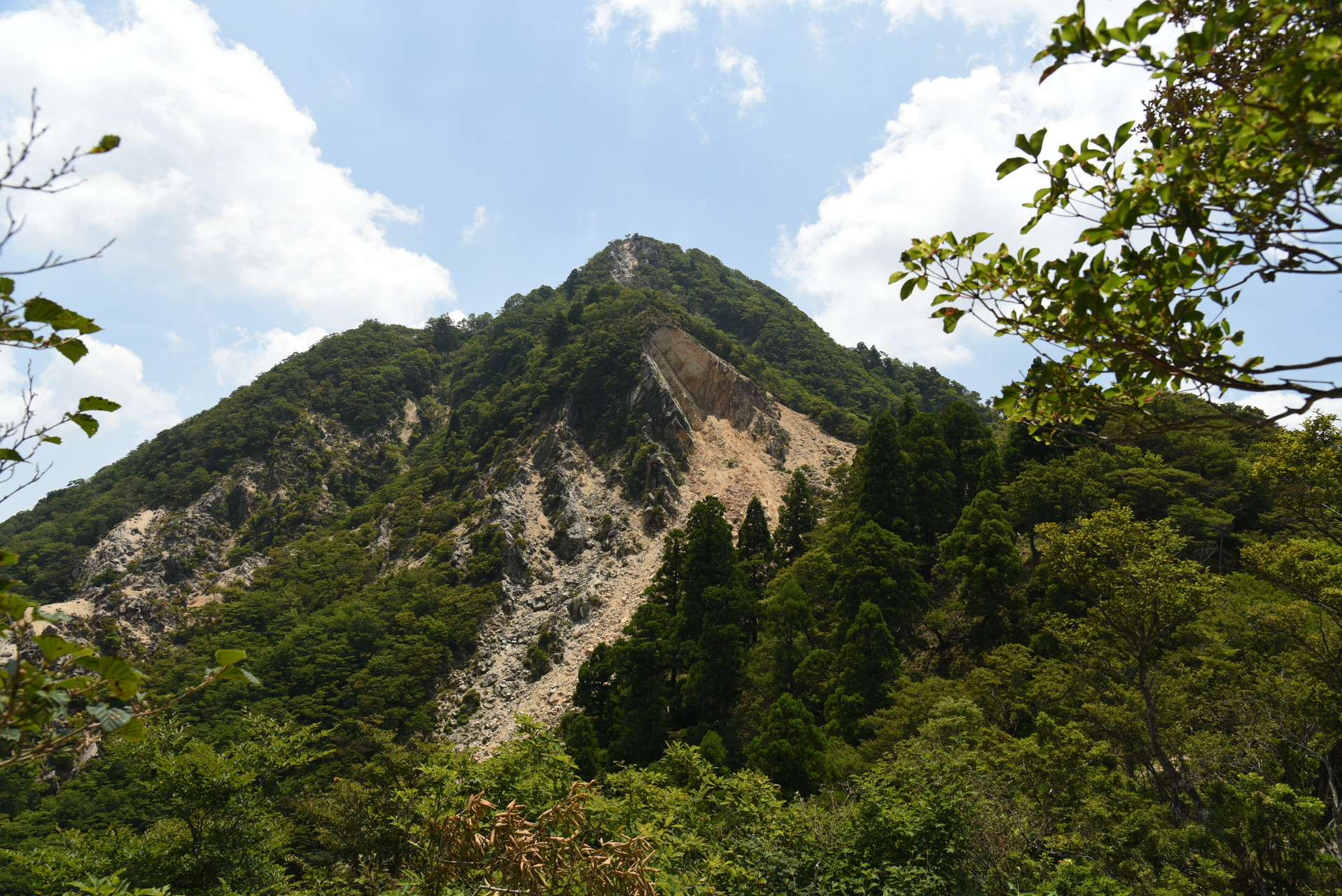 入道ヶ岳・鎌ヶ岳・仙ヶ岳 鎌ヶ岳が迫ってきます。