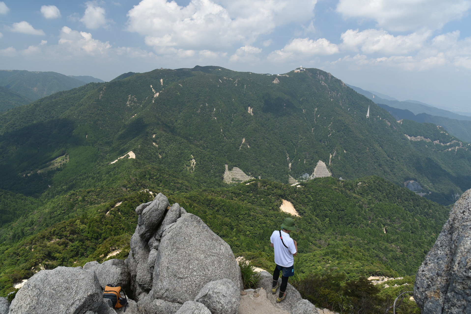 入道ヶ岳・鎌ヶ岳・仙ヶ岳 山頂から御在所岳を一望。