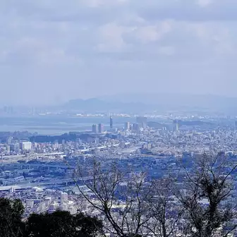 １つ目のピーク…♬写真の中央付近には福岡タワーやドームなど、福岡の街並みを一望でき、山頂神社もある、叶岳…⛰️✨