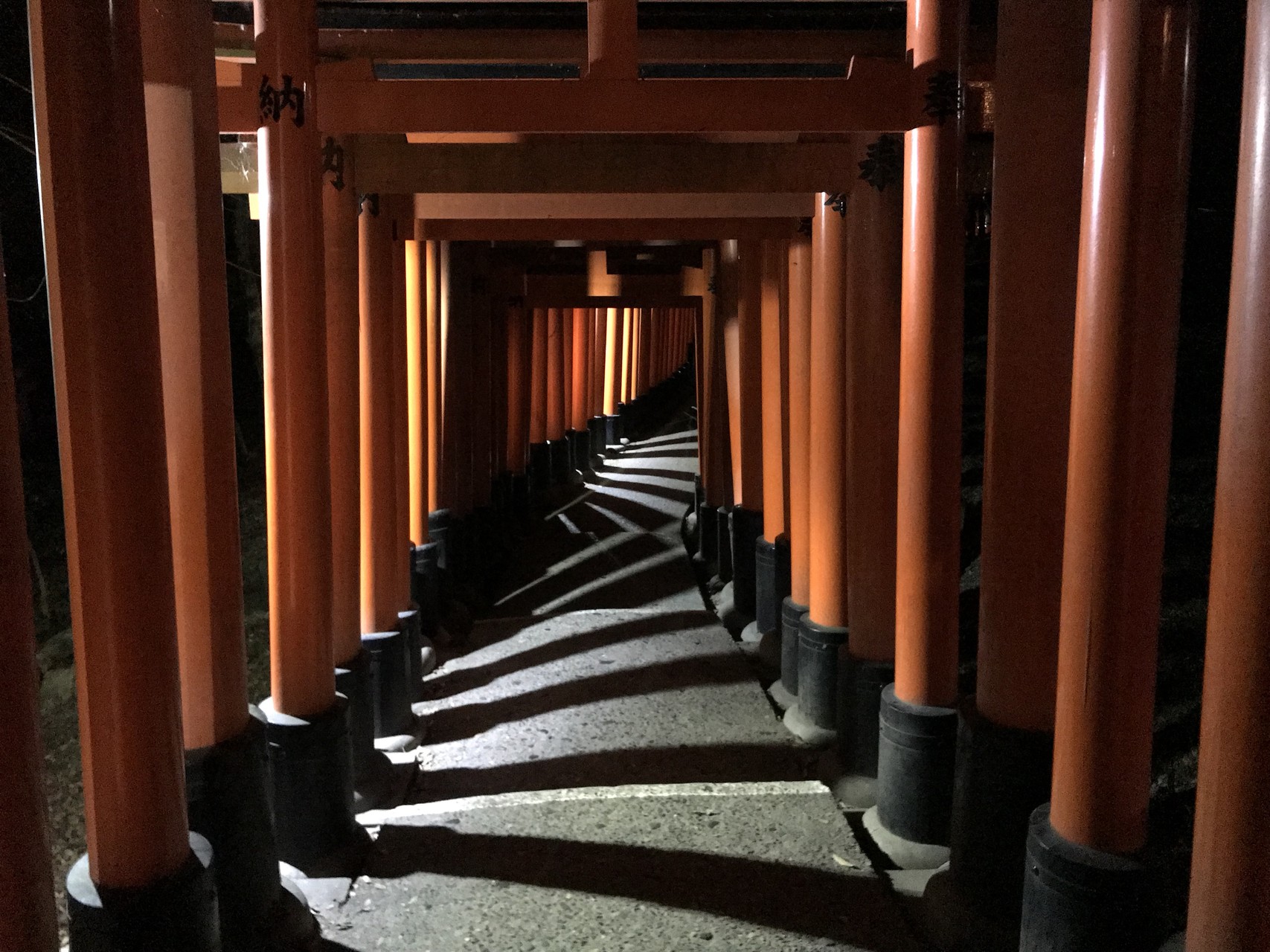 深夜の伏見稲荷大社 現実世界が辛過ぎるからちょっと異世界に転生してきます 最近のラノベ風に 社長aさんの京都市の活動日記 Yamap ヤマップ