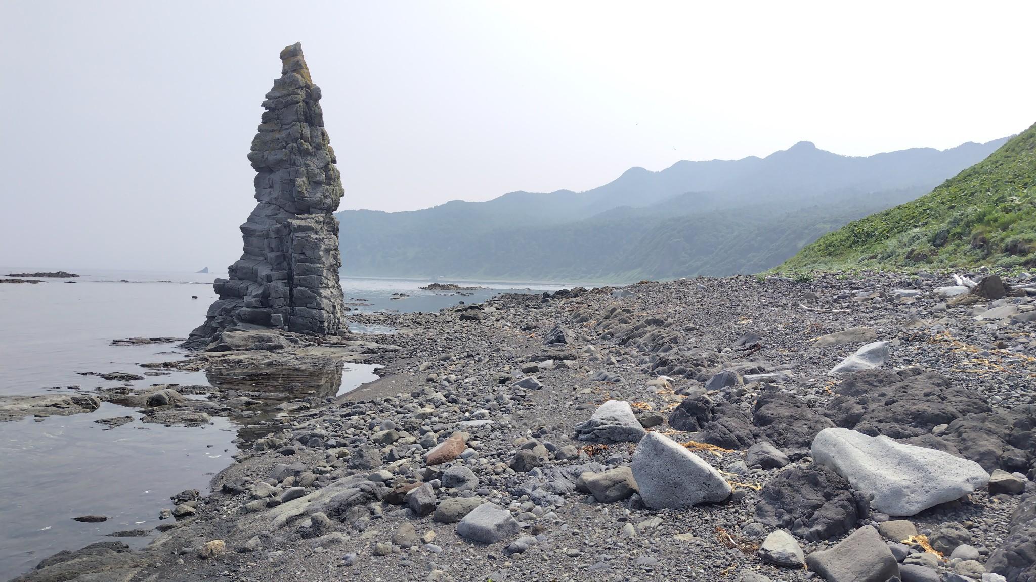 特徴的なローソク岩。近くで見ると意外と小さい。