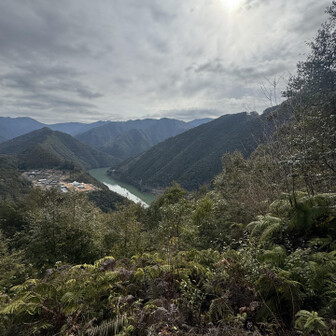 冷水山・百前森山・果無山 十津川が見えてきました