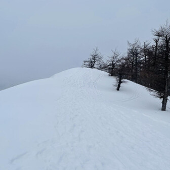 蘇武岳 しかし、この辺に「ようこそ！」の木の柱があったはずなのに、無いなー😅