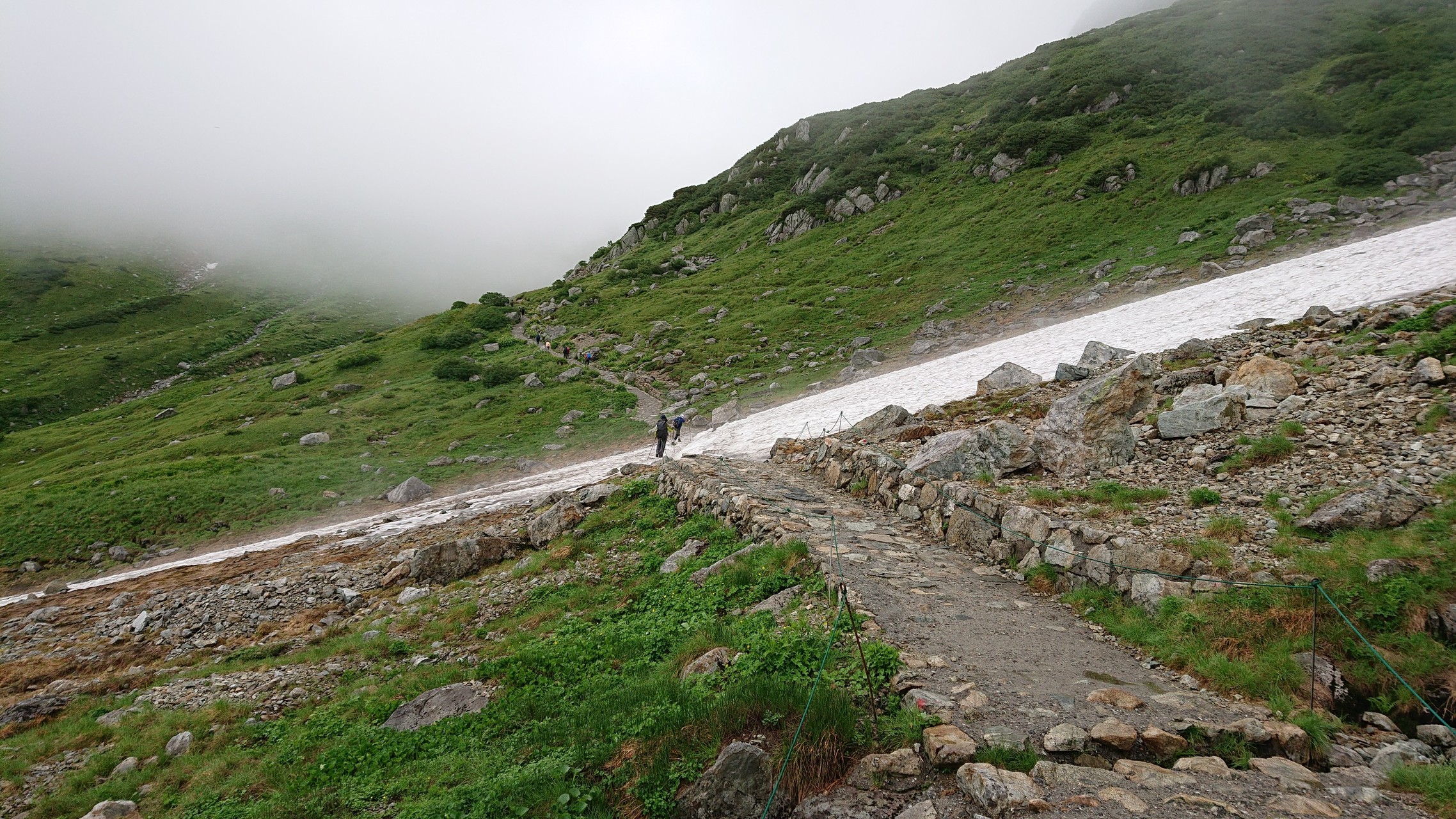 雪の上を少し歩きます。