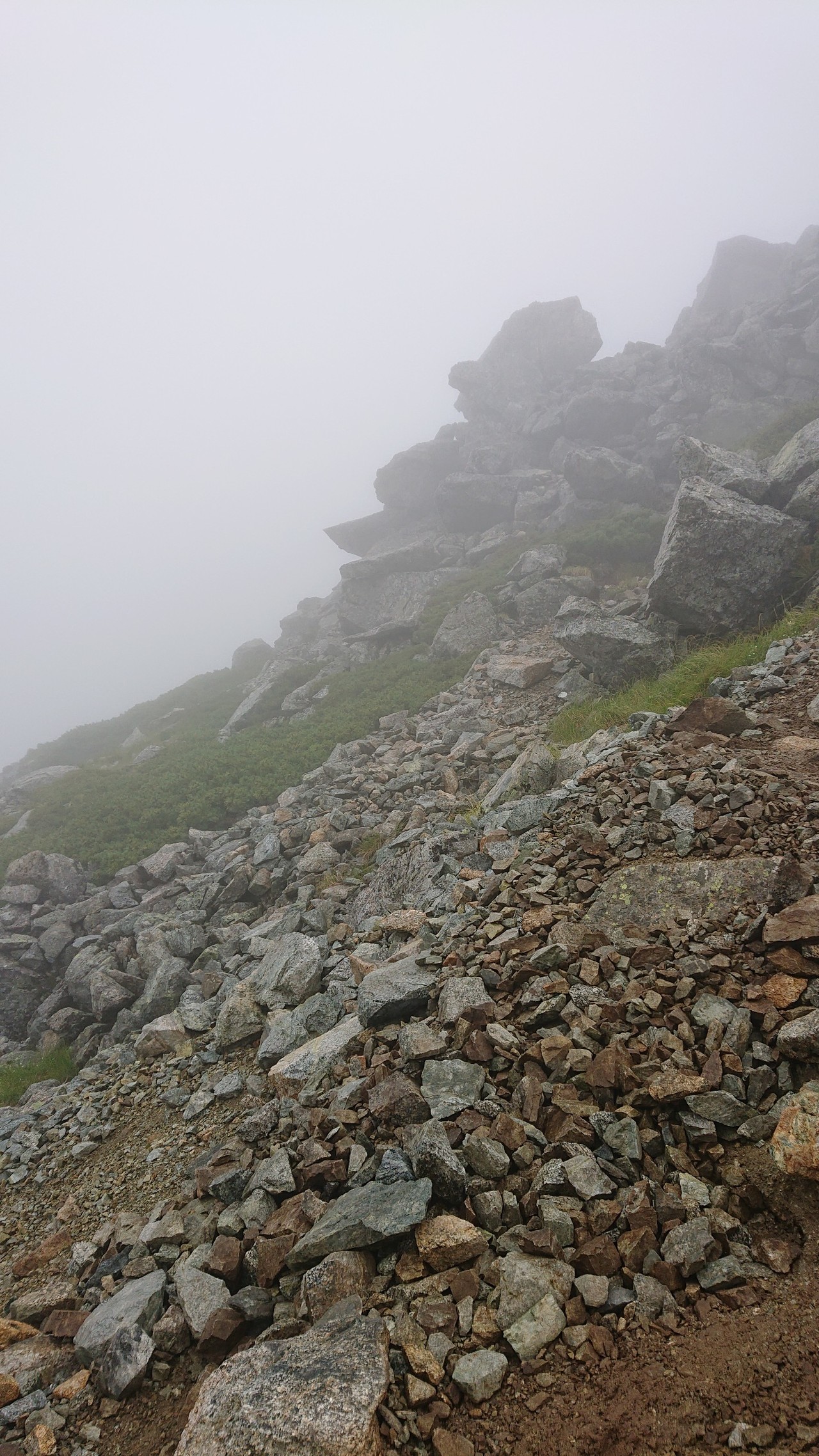 一ノ越から先は傾斜が厳しくなります。