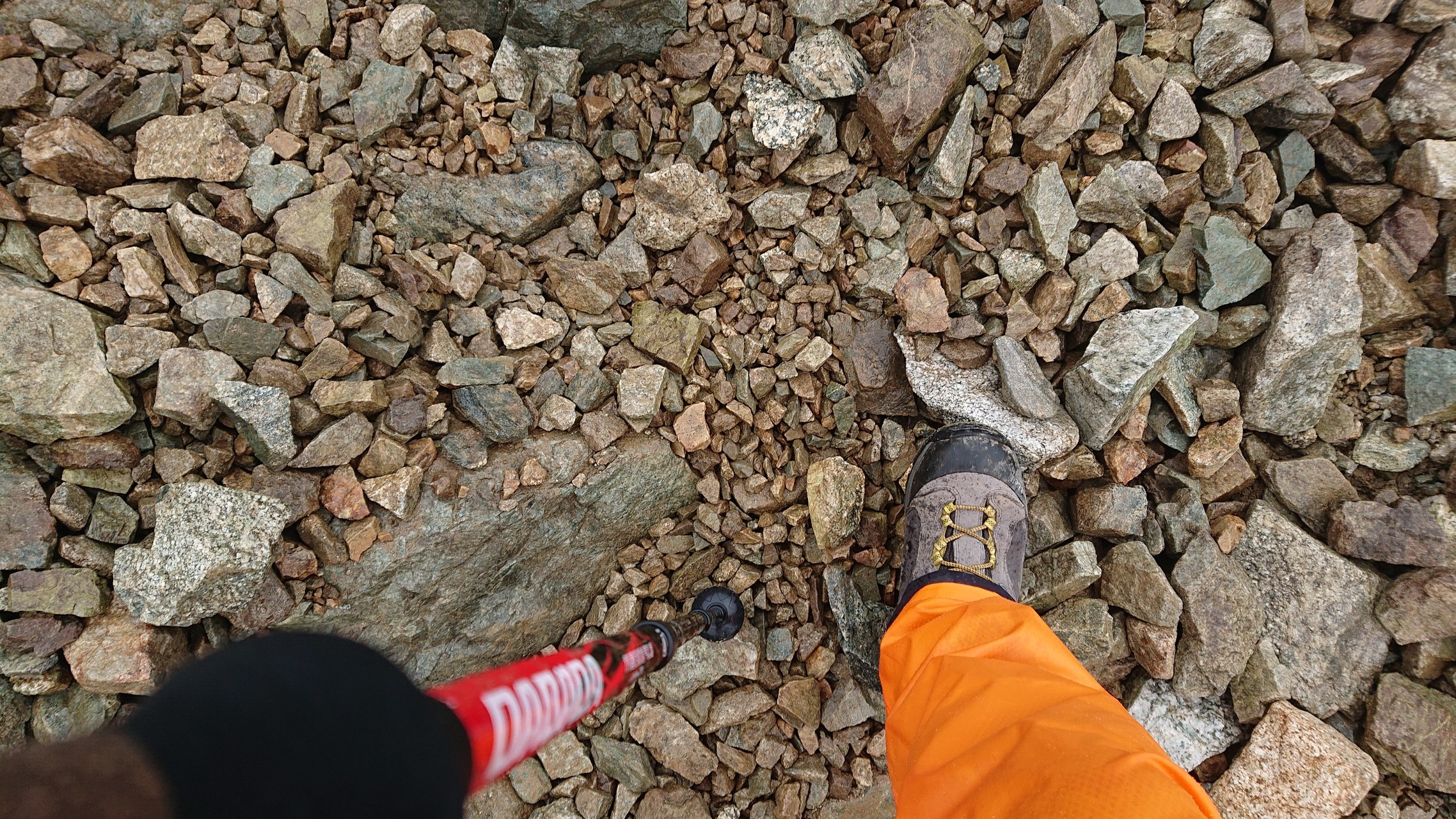 足元はこんな感じで、結構歩きにくい。