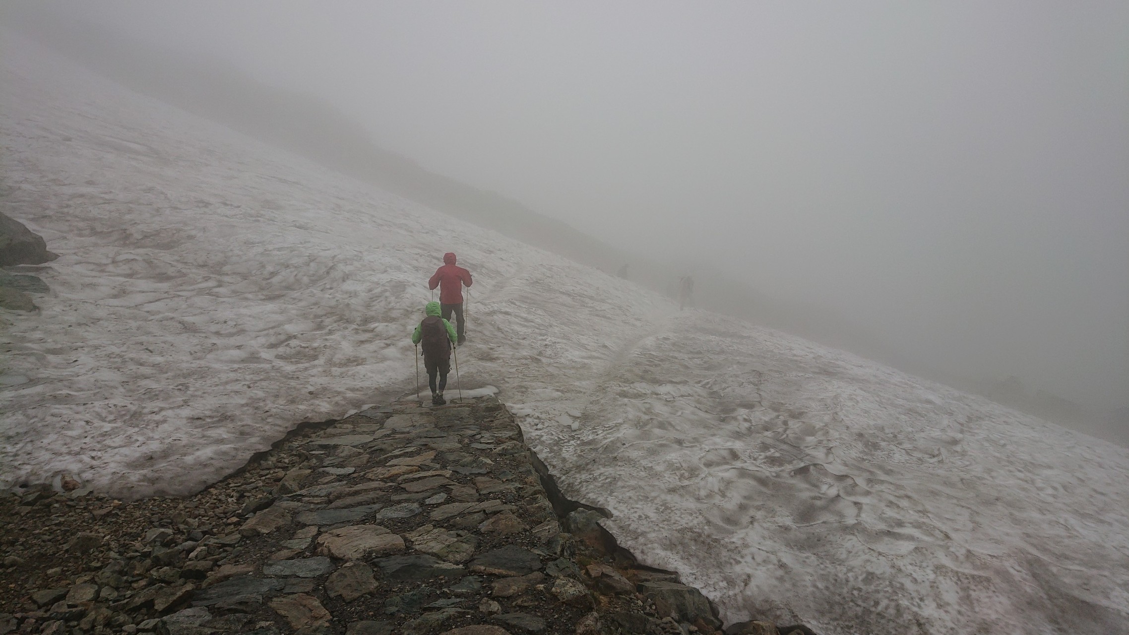 この後、この雪道の下りで滑って尻餅。。。
