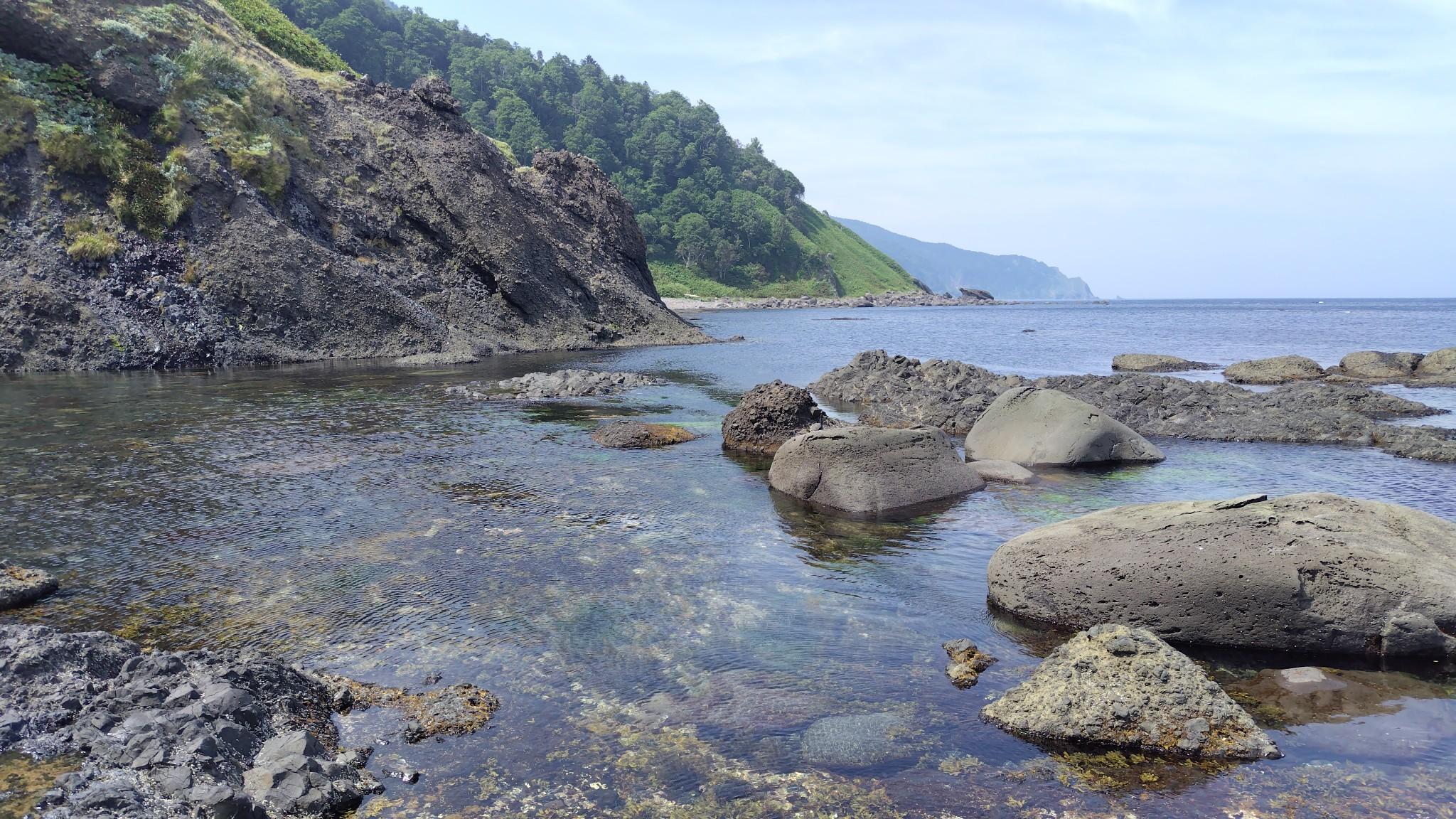 近藤ヶ淵に突入。
私は最初から海に浸かって近藤ヶ淵を進むつもりでしたが、高巻きで越えることもできます（が、簡単な斜面ではないようです）。