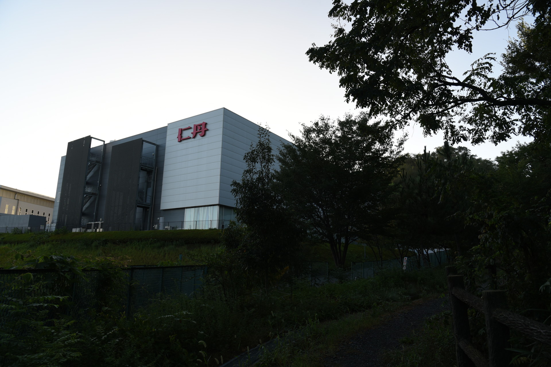 交野山・国見山 仁丹の工場が登山道脇にあります。