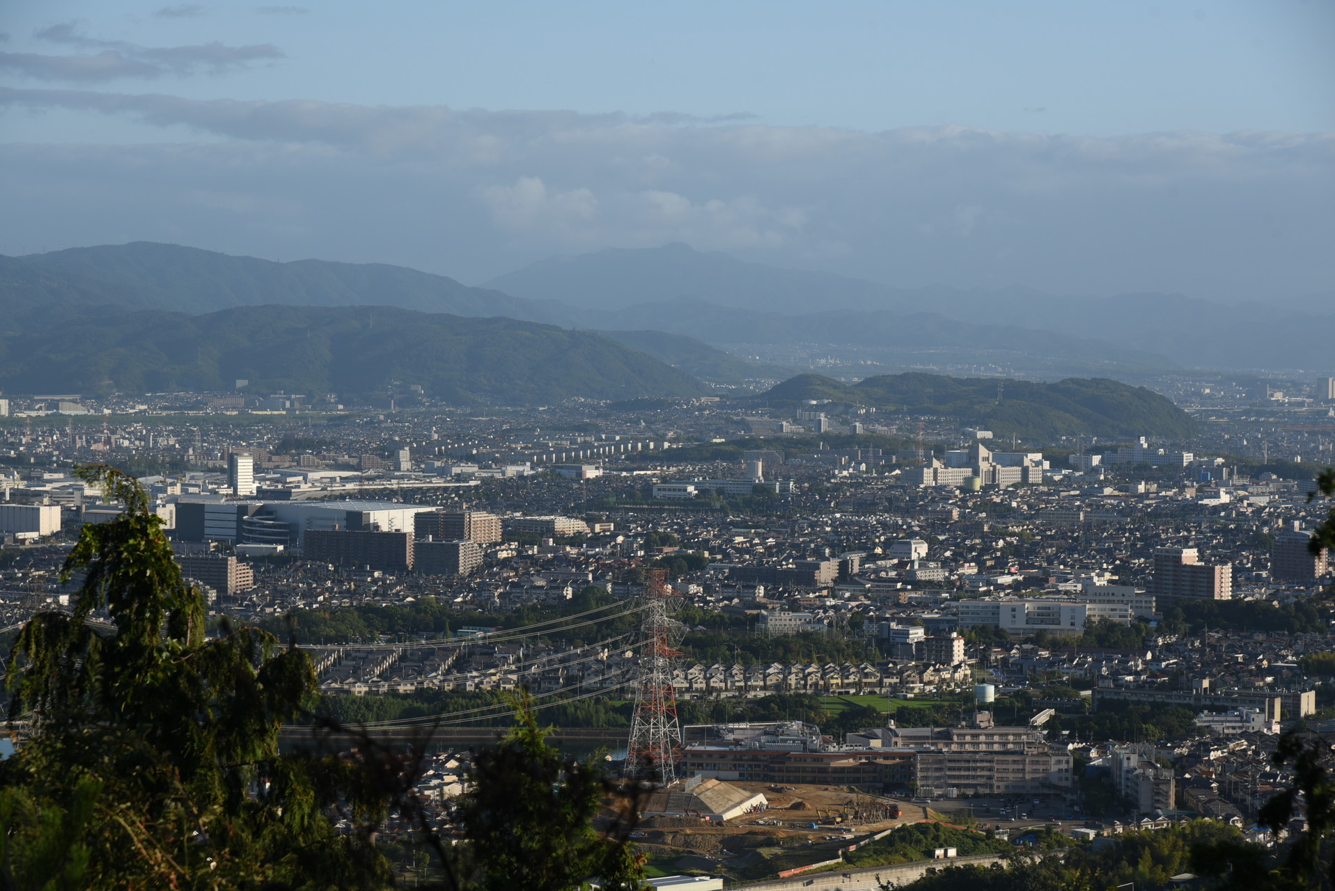 交野山・国見山 同じく登山道途中の展望台から京都方面。
中央のくぼみが山崎の合戦の山崎、左の山手が天王山、
右の島のような山地が石清水八幡宮の鎮座する男山こと鳩ヶ岳です。
中央奥のピークが愛宕山であります。