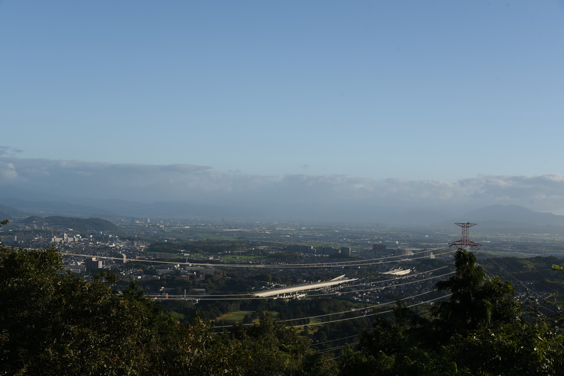 交野山・国見山 同じく登山道途中の展望台から京都方面。
左の島のような山が鳩ヶ岳、右の山が比叡山です。