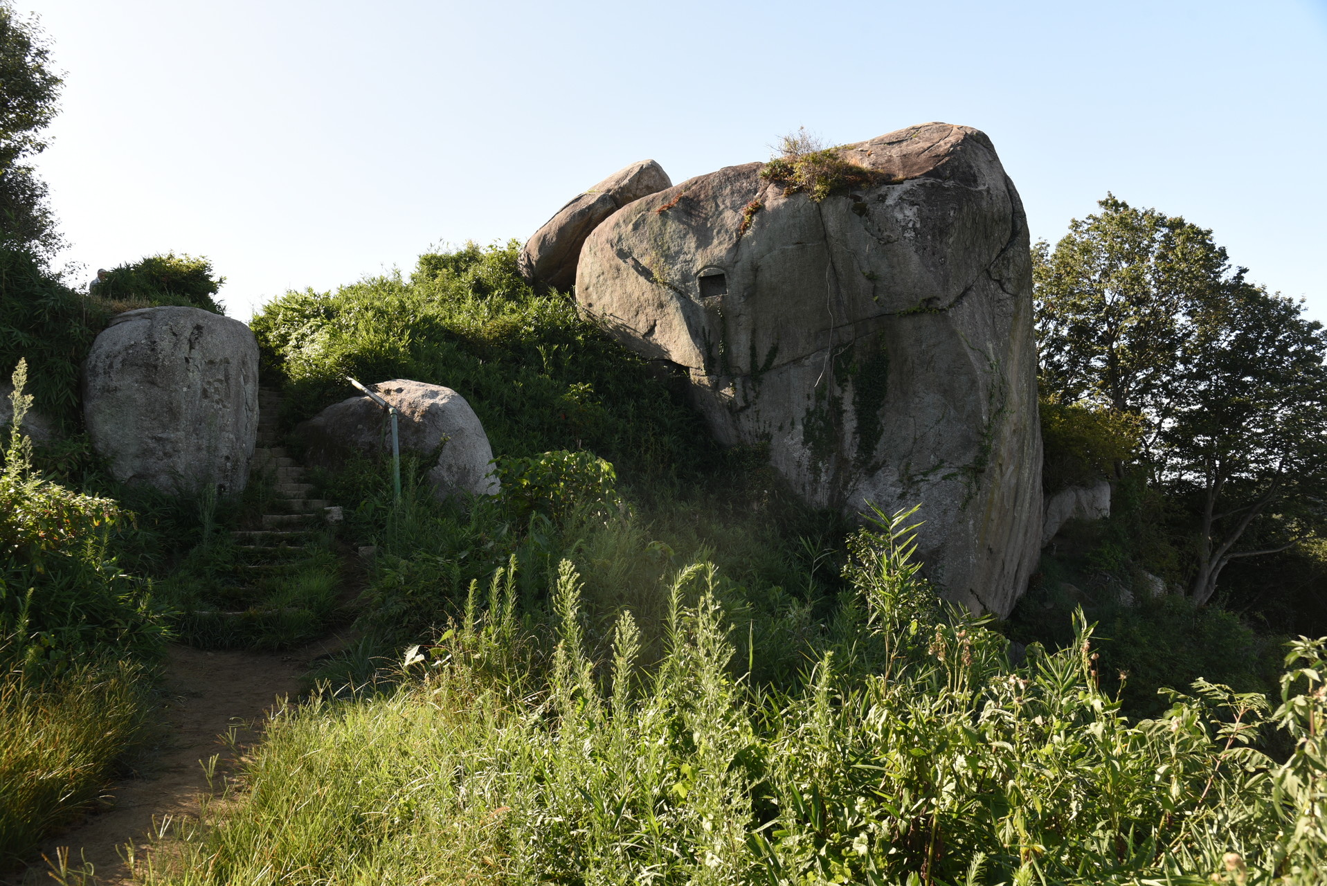 交野山・国見山 交野山山頂の観音岩。
