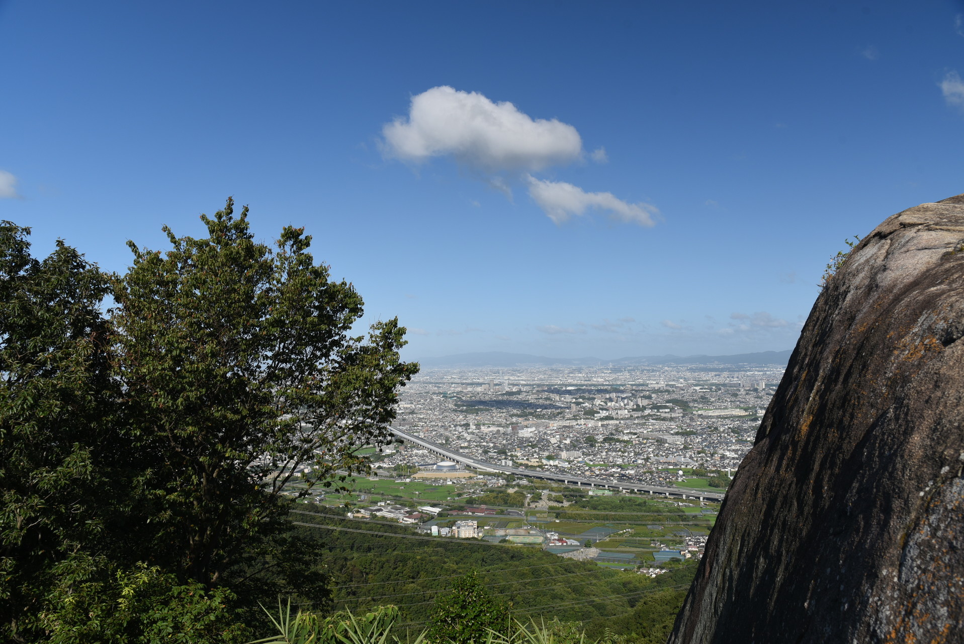 交野山・国見山 観音岩と大阪平野です。