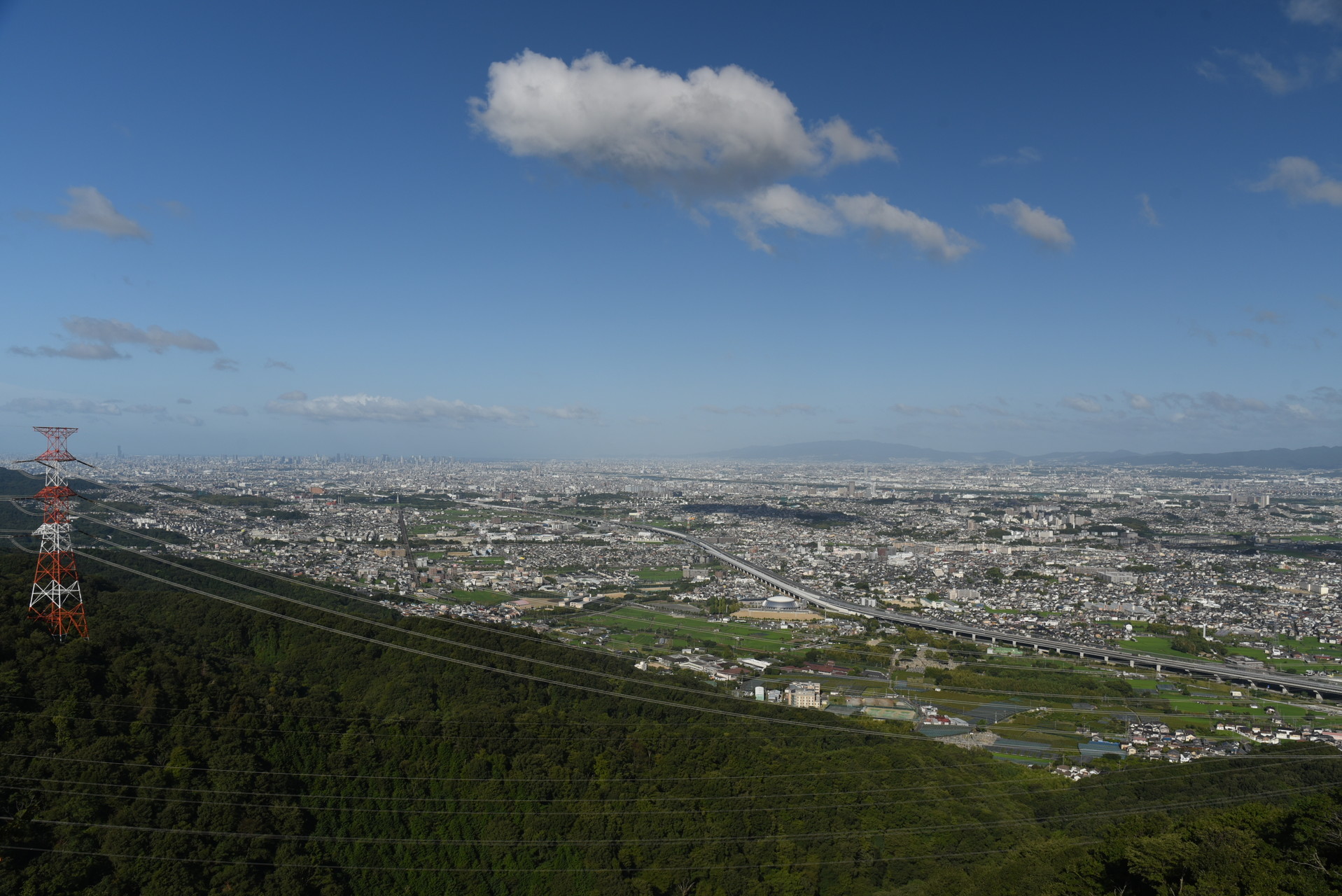 交野山・国見山 観音岩上からの眺め。
大阪平野と正面が六甲山地です。