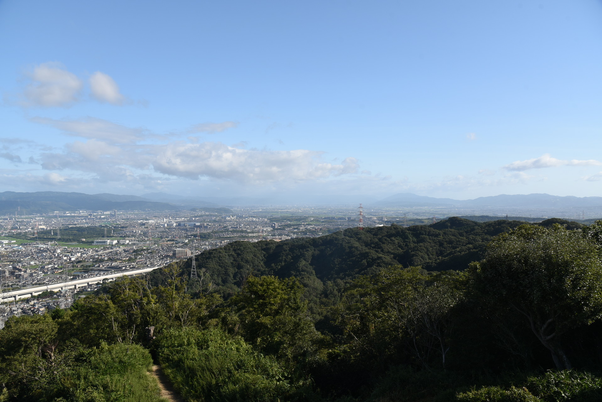 交野山・国見山 観音岩上から京都方面です。
8/16には五山の送り火（「大文字焼き」ではありません）も
はるか望むことができます。
