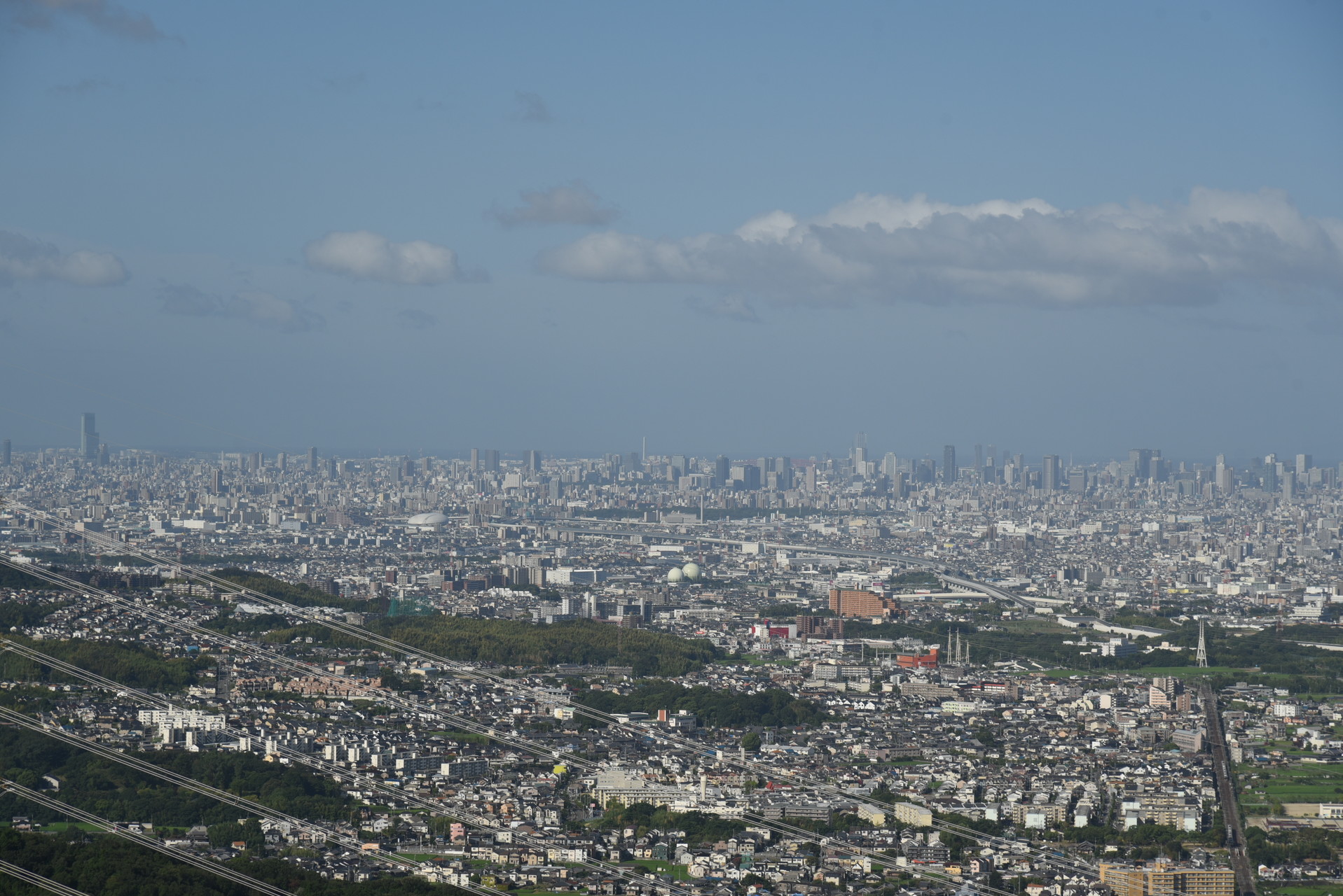 交野山・国見山 さらにズーム。
中央のとても細い白い塔の右下がNHK大阪で難波宮跡のすぐ隣、
そのすぐ右に大阪城天守閣の天守部分だけが見えるのですが...
