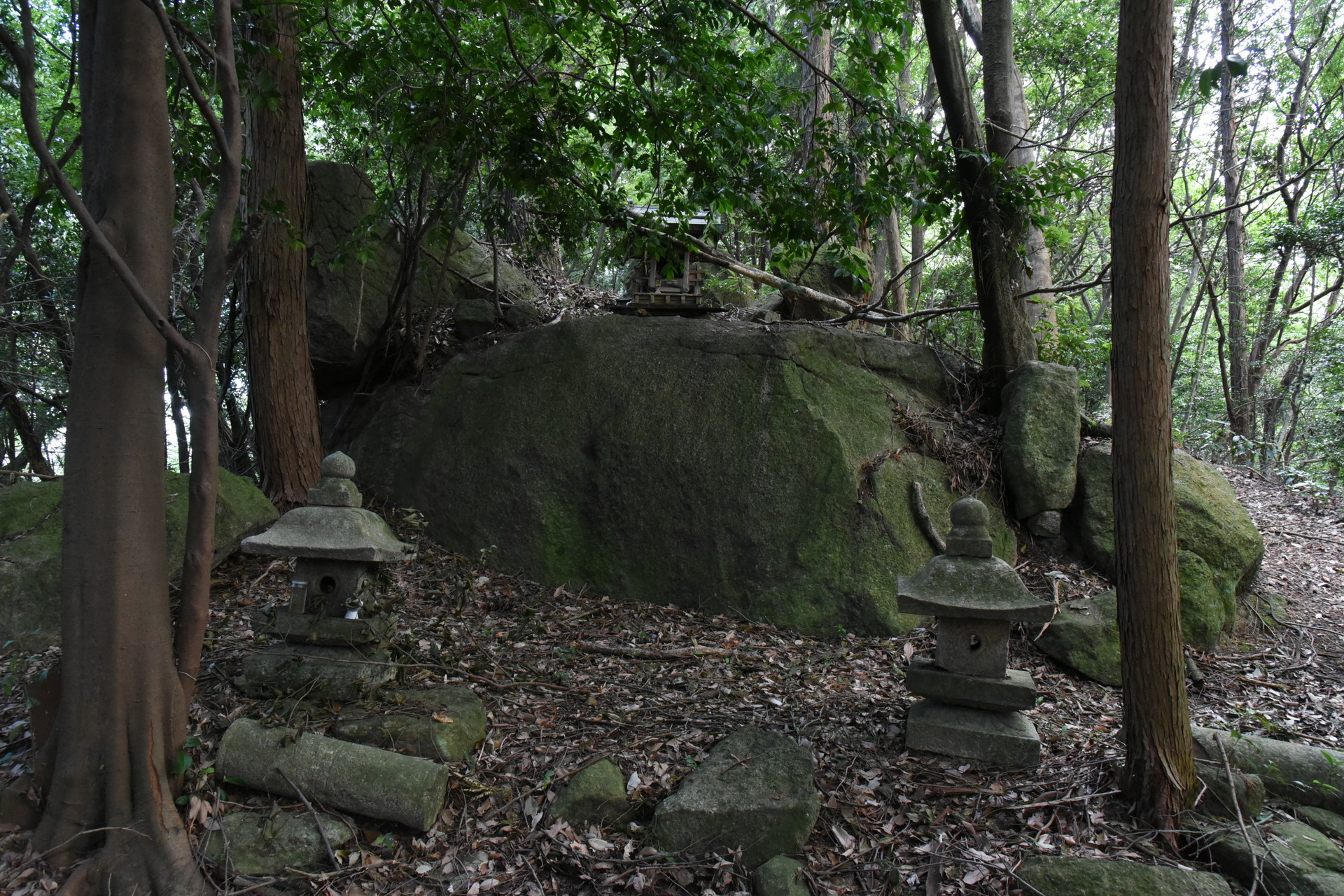 交野山・国見山 山頂脇にはかつての信仰の跡が多く見受けられます。
