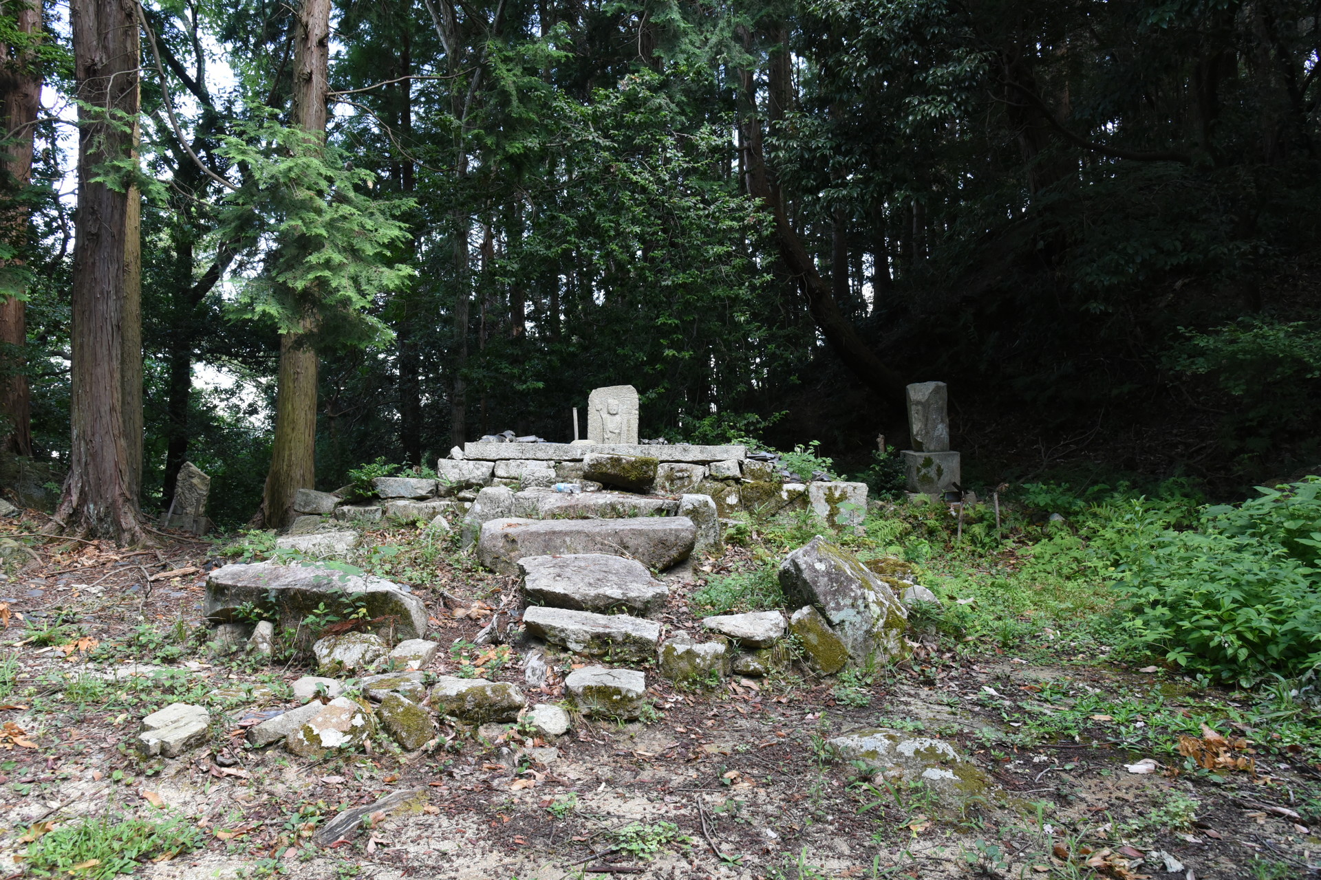 交野山・国見山 かいがけ地蔵。
むかしはもっと立派な社があったのかな...？