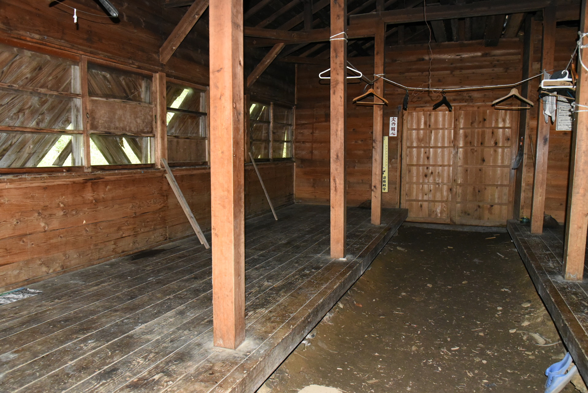 山伏・八紘嶺・笹山 山伏小屋内部。
暗くて...カビ臭いです。