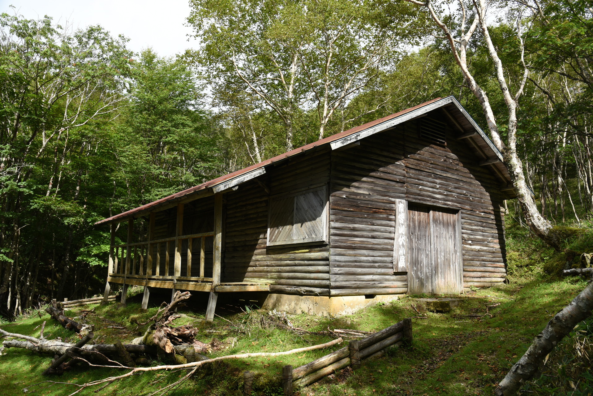 山伏・八紘嶺・笹山 百畳峠側からの山伏小屋。