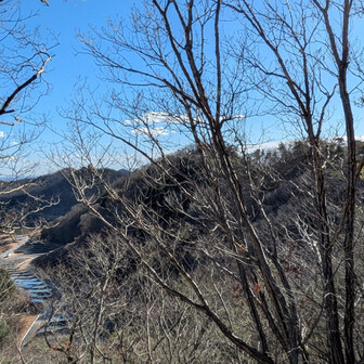 両崖山・仙人ヶ岳・石尊山 見えてる山は全部歩いてきたところ

次は⛰️急登の山王山  
(😮‍💨たかちゃん、チョイとくじけてる？)
そんな時はよもぎパン2(ツー)
おっ！元気出た👍