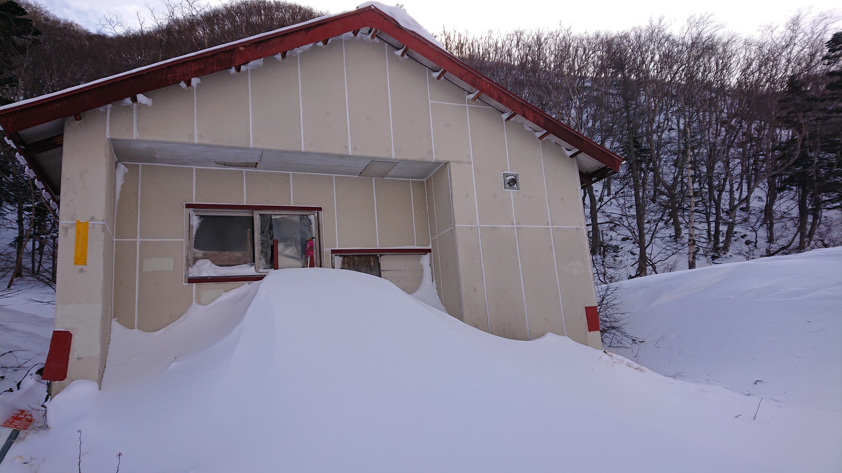 日光白根山・五色山・錫ヶ岳 五色沼  避難小屋 到着
中央の吹き溜まりの山に
ピッケルが刺さってる