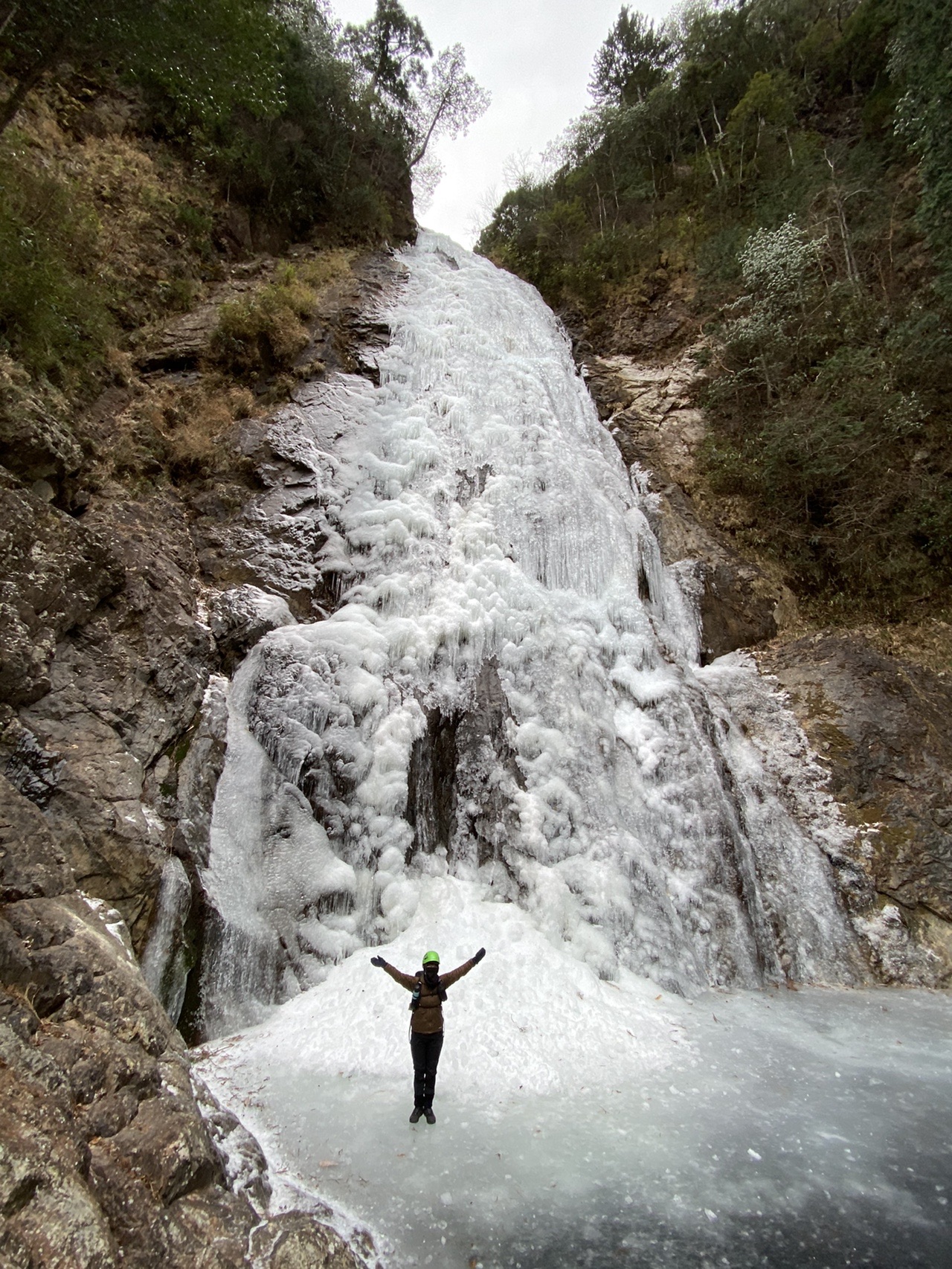 初めての氷瀑 滝壺に立つかよママ かよママさんの天狗倉山 便石山 馬越峠 熊野古道伊勢路 の活動日記 Yamap ヤマップ