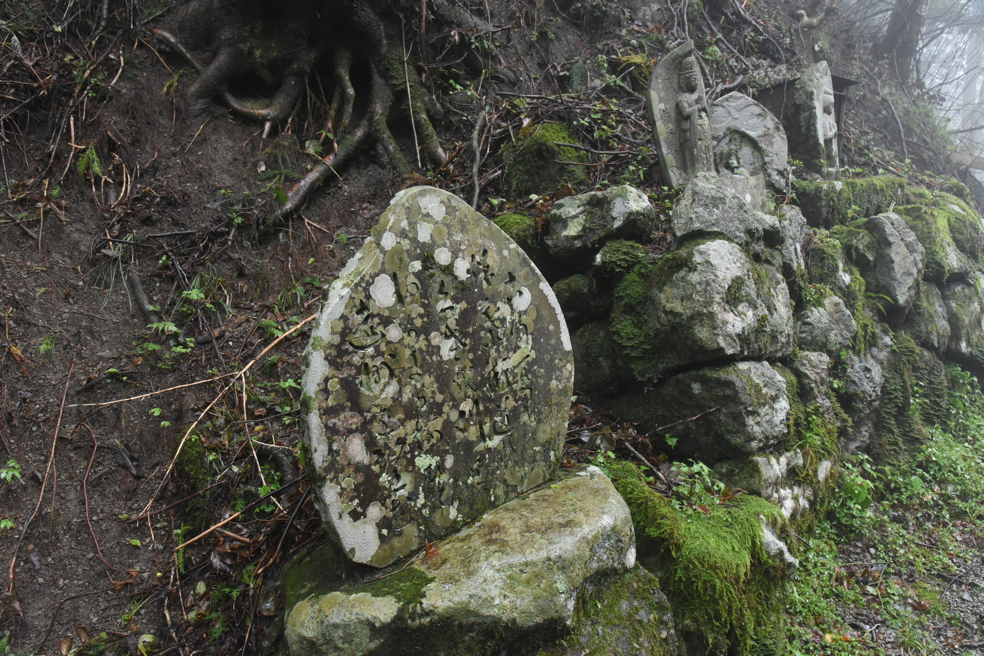 熊伏山・観音山 昔からの峠らしく、
地蔵や石碑が並んでいます。