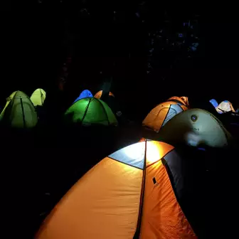 夜のテント場。雰囲気良き👍⭐️寝れたか寝れてないかよく分からんが。