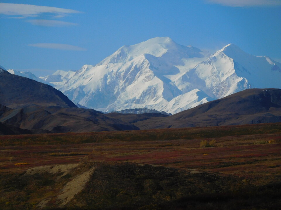 デナリ、マッキンレー山の上空に出た、赤いオーロラのイメージ滅多に見