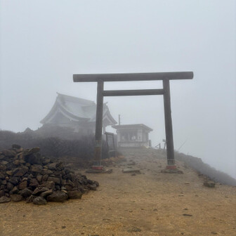 刈田嶺神社に到着。
途中ネックウォーマーとウィンドシェルは脱いだけど、軽く汗をかいた💦
