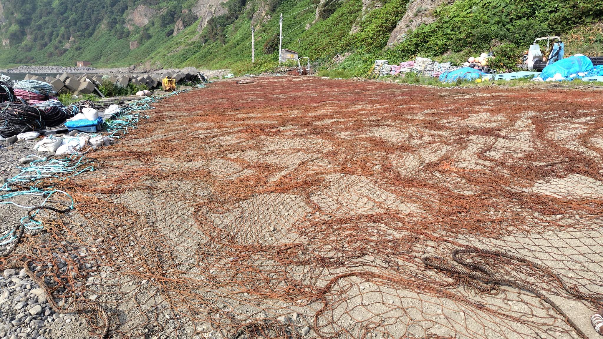 途中の番屋で、網を干してた。