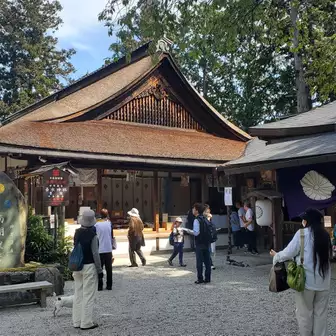 吉水神社の境内です。右が拝殿、奥が社務所です。
