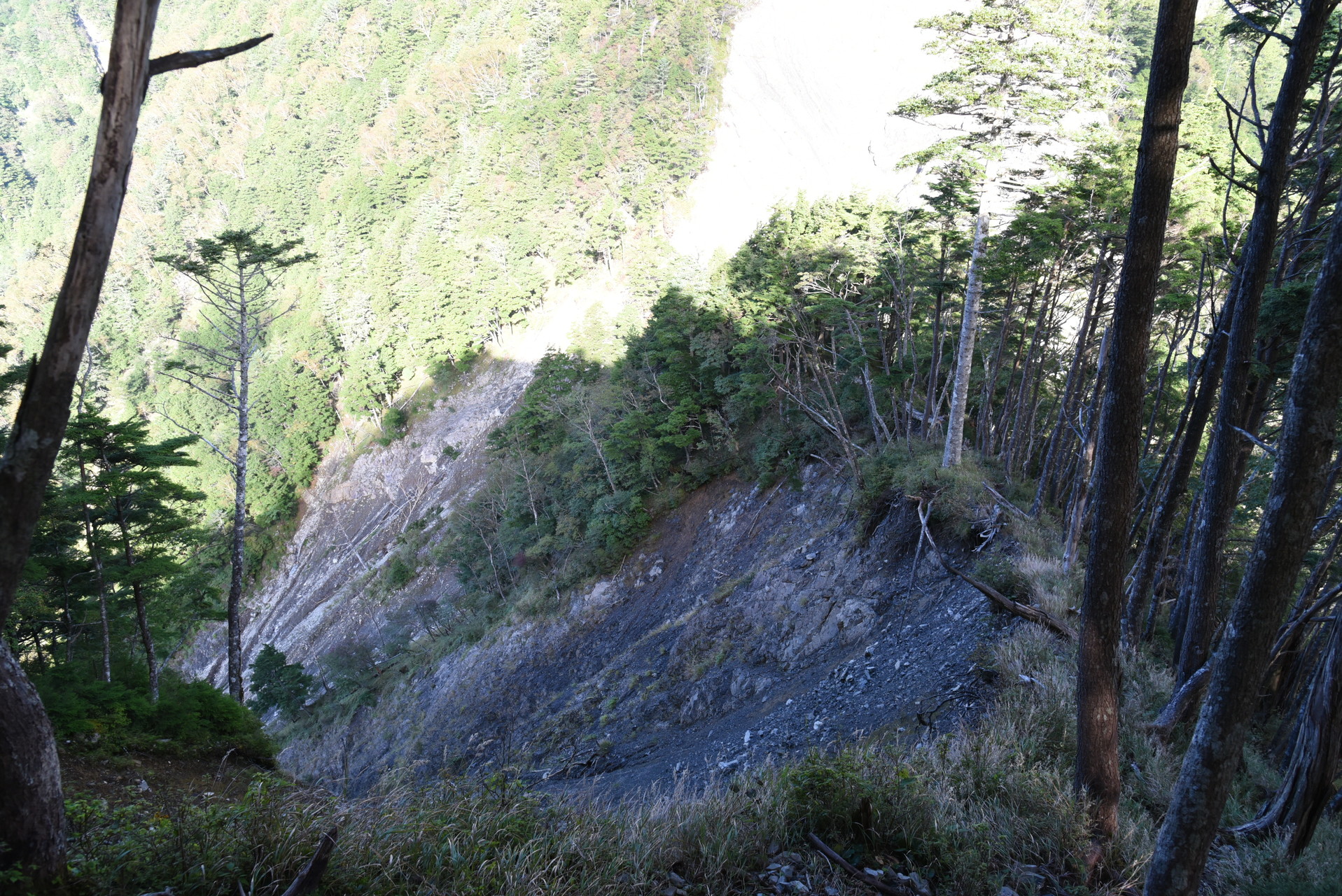 大無間山 通行止めの崩落地。
まずは南側の崩落、そして奥に南北両側の大崩落です。