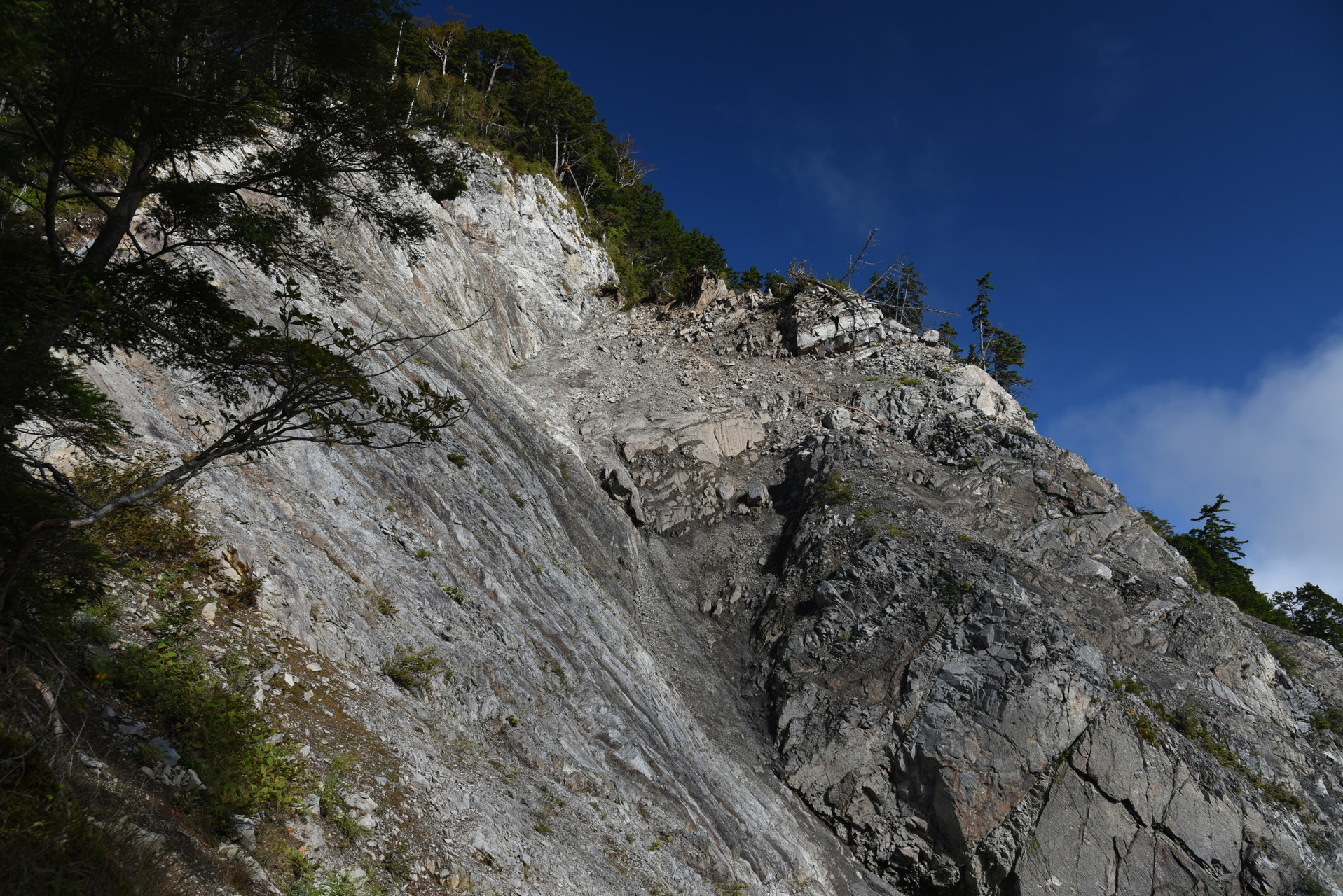 大無間山 北側の崩落上部。空の青さが印象的でした。
