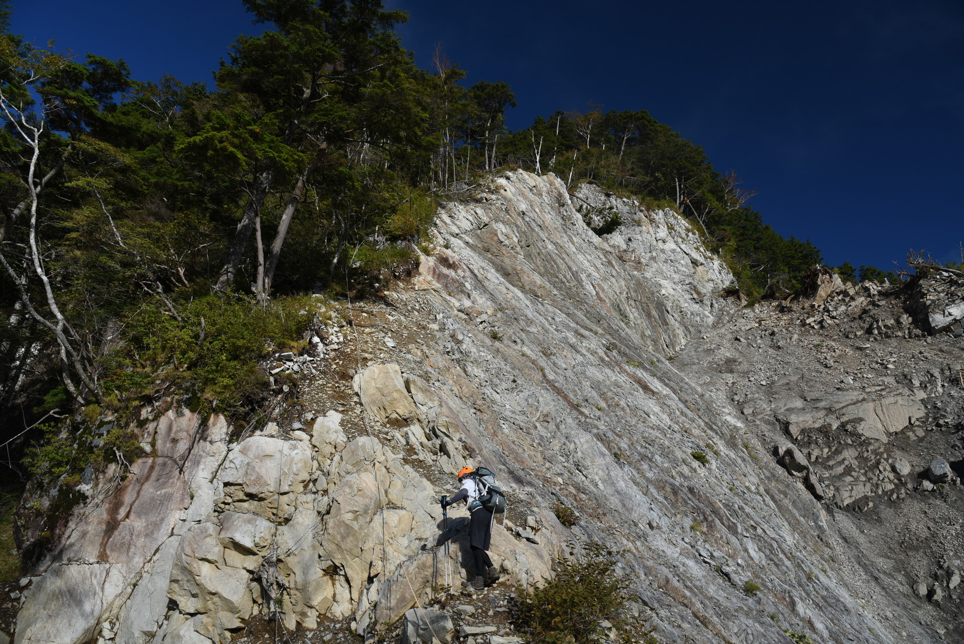 大無間山 こんな感じで一人づつ渡ります。