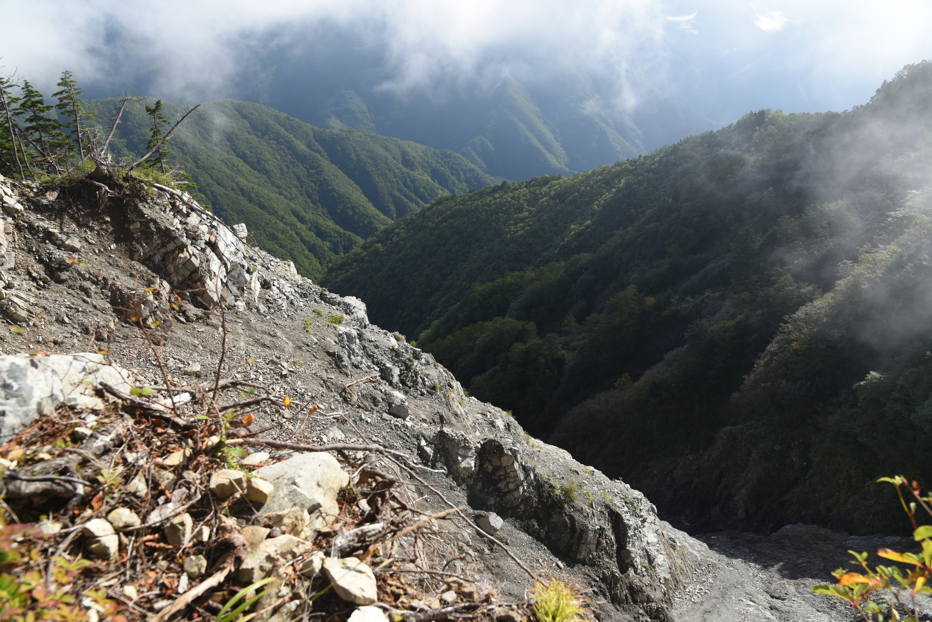 大無間山 崩落地のナイフリッジ上からの眺め。