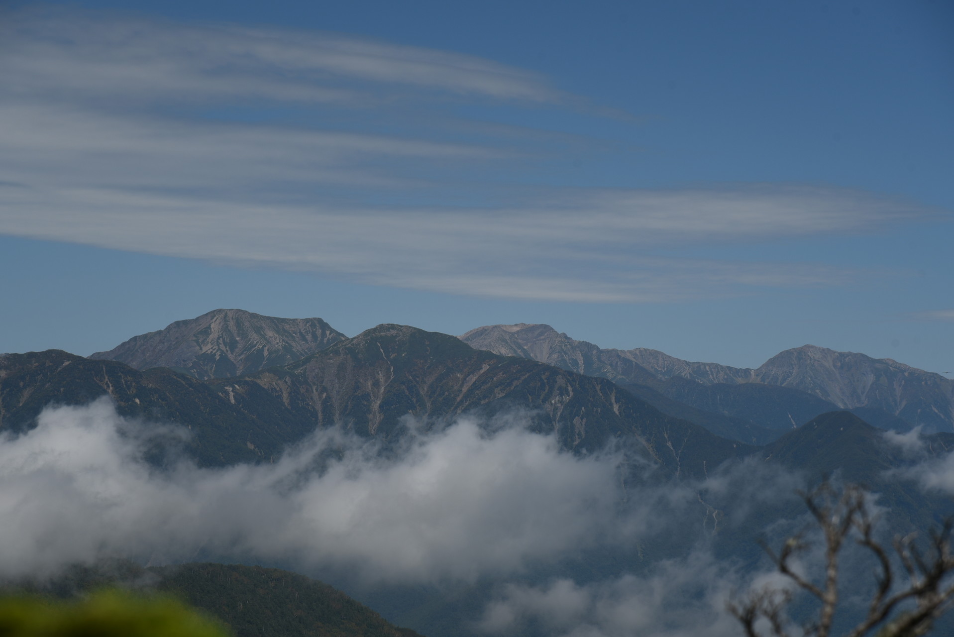 大無間山 左から、聖岳、手前に光岳、赤石岳、荒川岳、一番右が千枚岳。
南アルプスの名峰が一望です。