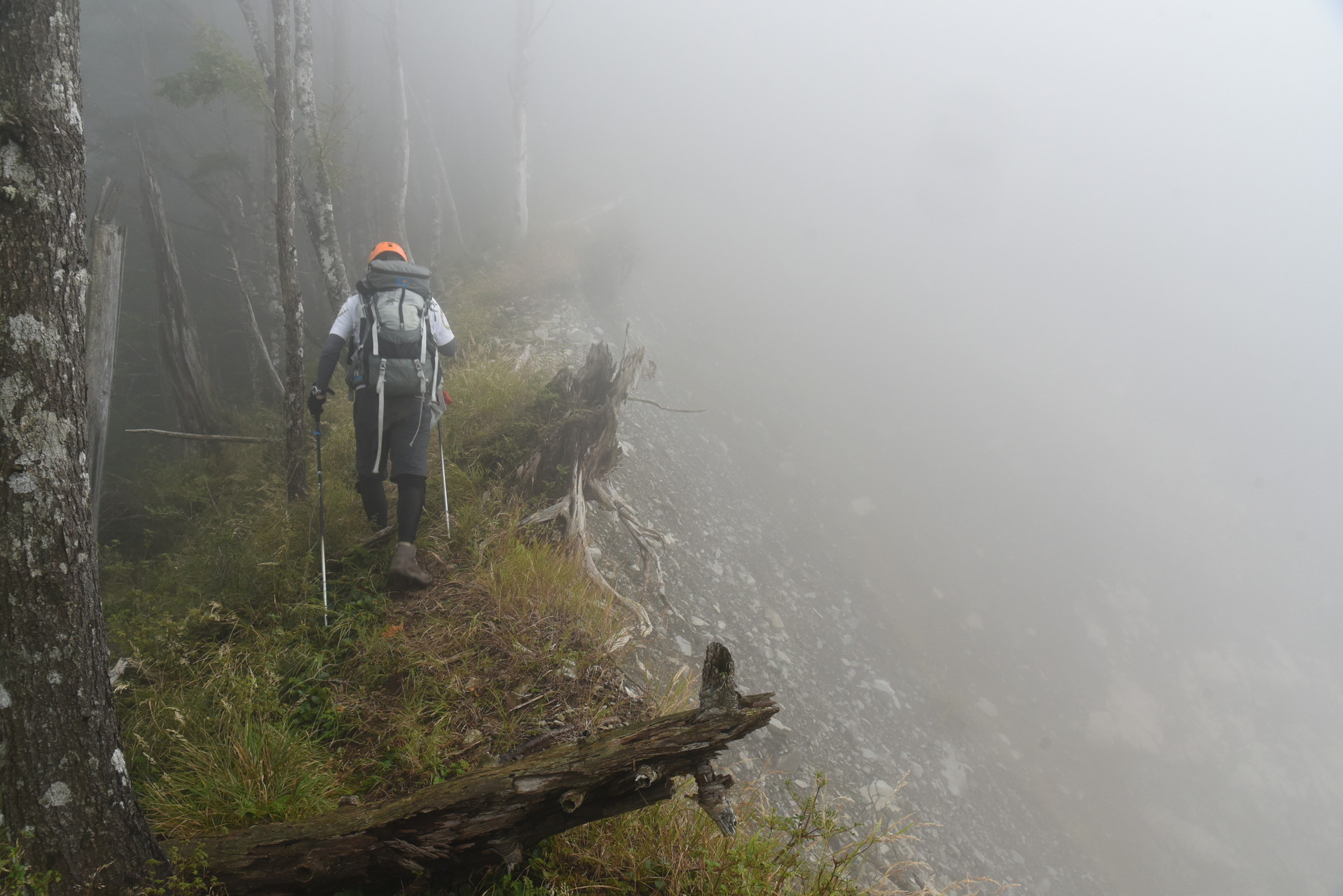 大無間山 南側の崩落地もこのようなガス中です。
