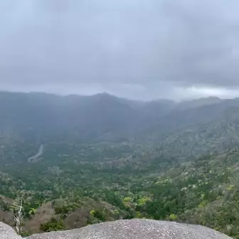 登山道から15分登って「太鼓岩」へ
前日の快晴がウソのような爆風🌪️と小雨🌧️
唯一ここだけが微妙だった景色📷