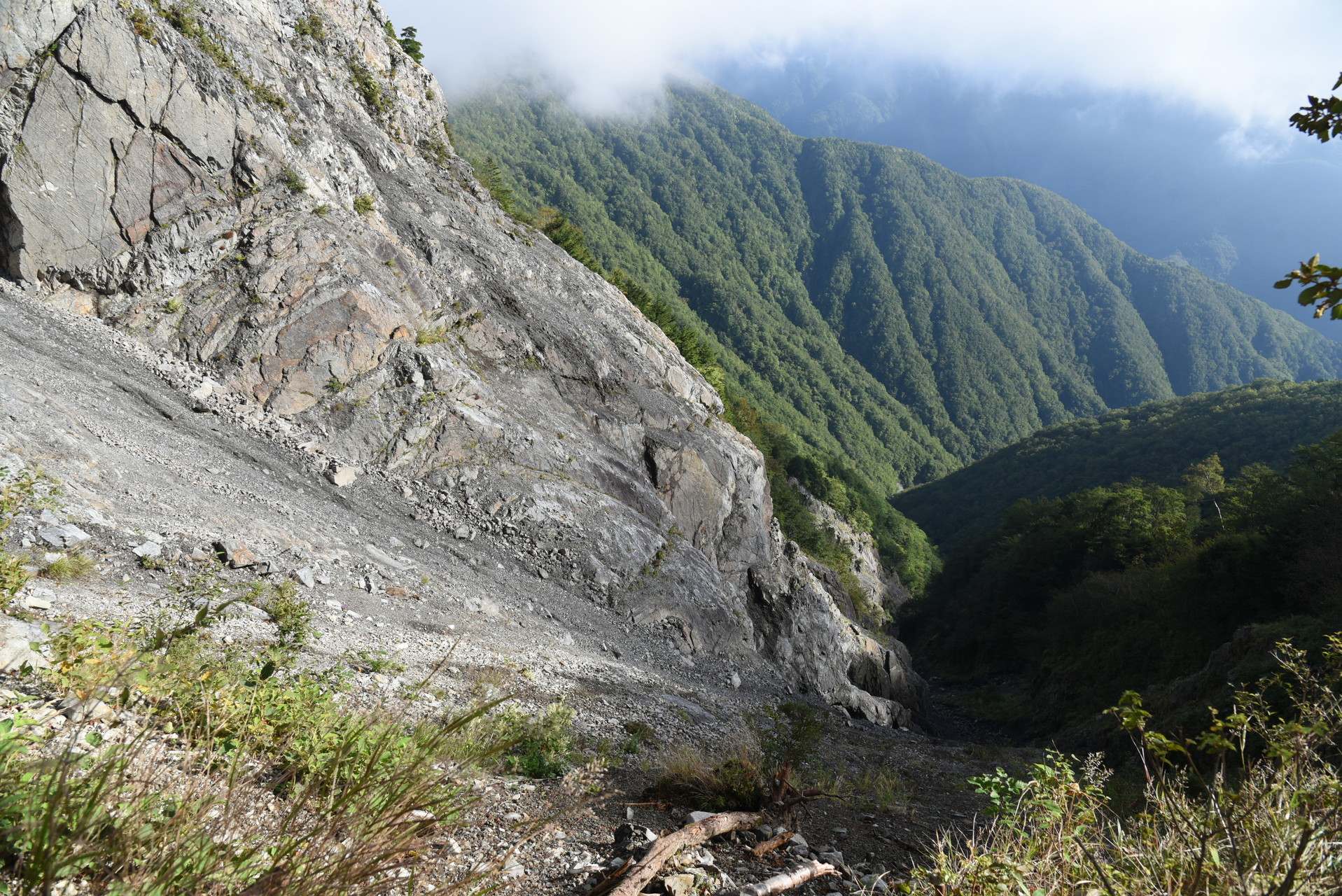 大無間山 ナイフリッジの手前から北側の崩落の下方を見る。