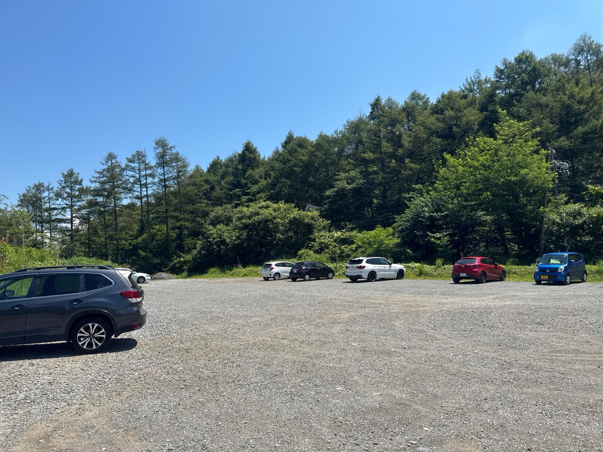 平日、まばらな駐車場、ほとんど見外ナンバー