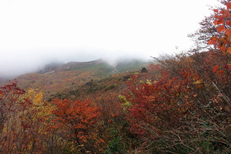 天気に恵まれなかった那須姥ヶ平 茶臼岳 那須岳 三本槍岳 赤面山の写真4枚目 右手中央にある岩が 先週登った松岩 今日 Yamap ヤマップ