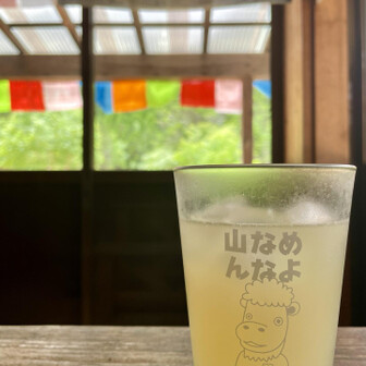 行者小屋。冷えたリンゴジュースでひとやすみ。