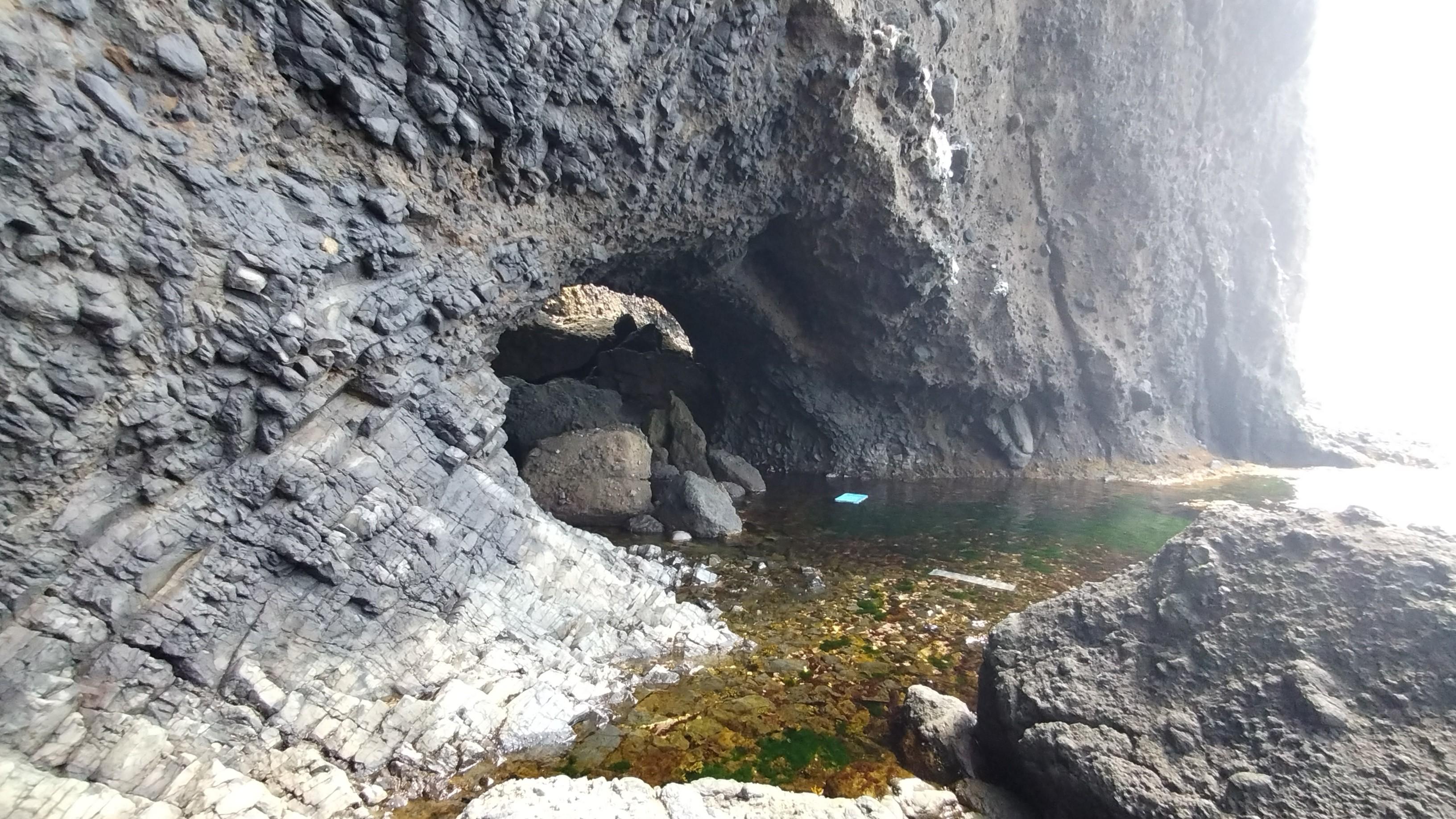 Ｙさん曰く通称「にせメガネ岩」だそうです。
本物のメガネ岩はまだ先です。洞穴や巨岩同士の隙間にルートを見つけていきます。潮位によっては進めない洞穴もあると思います。このコース全体にいえることですが、正解のルートというのは存在せず、すすめたルートが正解ルートです。